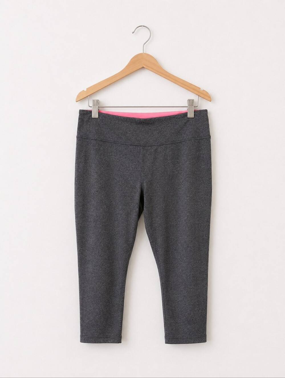 4/$15🟢•Marika Gray and Pink Capri Leggings